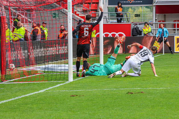 Florian Huebner (SV Wehen Wiesbaden, Nr.19) verwandelt hier zum 0:1. Torwart David Klein (FC Ingolstadt 04, Nr.47) sieht dabei nicht wirklich gut aus beim Spiel FC Ingolstadt 04 gegen SV Wehen Wiesbaden am 11.10.2026, DFB regulations prohibit any use of photographs as image sequences and or quasi-video. GER, Fussball, 3. Liga, Spieltag 8, FC Ingolstadt 04 gegen SV Wehen Wiesbaden, 11.10.2026, Audi Sportpark Ingolstadt Copyright: xEibner-Pressefoto OliverxSTRISCHx EP-OSH