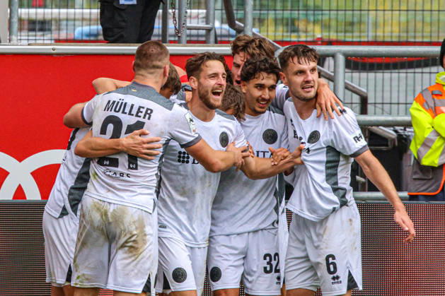 Jubel bei Florian Huebner (SV Wehen Wiesbaden, Nr.19) nach seinem Treffer zum 0:1 beim Spiel FC Ingolstadt 04 gegen SV Wehen Wiesbaden am 11.10.2026, DFB regulations prohibit any use of photographs as image sequences and or quasi-video. GER, Fussball, 3. Liga, Spieltag 8, FC Ingolstadt 04 gegen SV Wehen Wiesbaden, 11.10.2026, Audi Sportpark Ingolstadt Copyright: xEibner-Pressefoto OliverxSTRISCHx EP-OSH