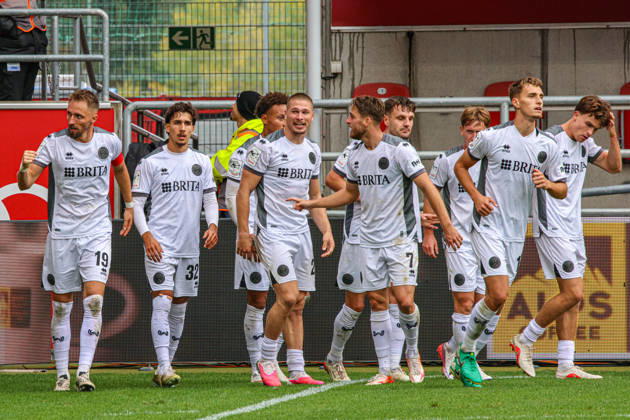 Jubel bei Florian Huebner (SV Wehen Wiesbaden, Nr.19) nach seinem Treffer zum 0:1 beim Spiel FC Ingolstadt 04 gegen SV Wehen Wiesbaden am 11.10.2026, DFB regulations prohibit any use of photographs as image sequences and or quasi-video. GER, Fussball, 3. Liga, Spieltag 8, FC Ingolstadt 04 gegen SV Wehen Wiesbaden, 11.10.2026, Audi Sportpark Ingolstadt Copyright: xEibner-Pressefoto OliverxSTRISCHx EP-OSH