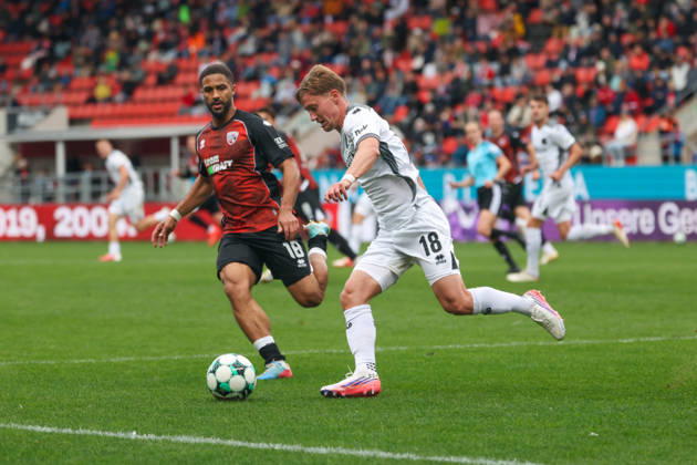 Ingolstadt, Deutschland 11. Oktober 2026: 3. Liga - 2026 2027 - 8. Spieltag - FC Ingolstadt 04 gegen SV Wehen Wiesbaden Im Bild: v. li. im Zweikampf Keanan Bennetts (FCI) und Fabian Greilinger (SVWW) DFB DFL regulations prohibit any use of photographs as image sequences and or quasi-video Copyright: xFotostandx xSchäferx