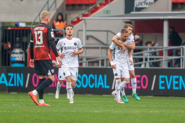 Ingolstadt, Deutschland 11. Oktober 2026: 3. Liga - 2026 2027 - 8. Spieltag - FC Ingolstadt 04 gegen SV Wehen Wiesbaden Im Bild: in der Traube Torschütze Florian Hübner Huebner (SVWW) jubelt nach seinem Tor zum 0:1 mit seinen Mannschaftskollegen, DFB DFL regulations prohibit any use of photographs as image sequences and or quasi-video Copyright: xFotostandx xSchäferx