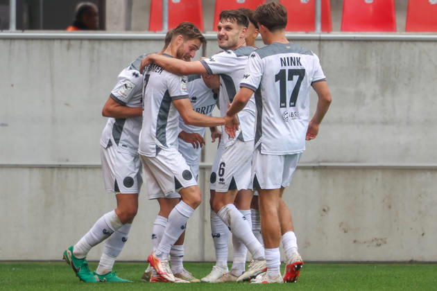 Ingolstadt, Deutschland 11. Oktober 2026: 3. Liga - 2026 2027 - 8. Spieltag - FC Ingolstadt 04 gegen SV Wehen Wiesbaden Im Bild: in der Traube Torschütze Raul Paula (SVWW) jubelt nach seinem Tor zum 0:2 mit seinen Mannschaftskollegen, DFB DFL regulations prohibit any use of photographs as image sequences and or quasi-video Copyright: xFotostandx xSchäferx