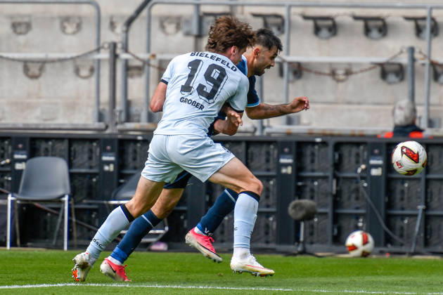 v. li. im Zweikampf Maximilian Großer Grosser (Bielefeld 19) Gerrit Holtmann (Bochum 17) 11.10.2026 ¢ Fussball ¢ VfL Bochum vs DSC Arminia Bielefeld, Vonovia Ruhrstadion, Bochum, DFB DFL REGULATIONS PROHIBIT ANY USE OF PHOTOGRAPHS AS IMAGE SEQUENCES AND OR QUASI-VIDEO NRW Germany