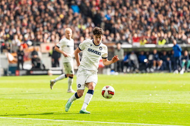 Deniz Ofli (Karlsruher SC, 03) am Ball, GER, FC St. Pauli vs. Karlsruher SC, Fussball, 2. Bundesliga, Spieltag 7, Saison 2026 2027, 11.10.2026 DFL REGULATIONS PROHIBIT ANY USE OF PHOTOGRAPHS AS IMAGE SEQUENCES AND OR QUASI-VIDEO GER, FC St. Pauli vs. Karlsruher SC, Fussball, 2. Bundesliga, Spieltag 7, Saison 2026 2027, 11.10.2026 Hamburg Copyright: xEibner-Pressefoto MaxxVincenx EP_MVN