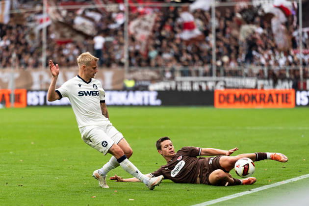 Mathias Rasmussen (FC St. Pauli, 20) Graetsche um den Ball, Viktor Bergh (Karlsruher SC, 33), GER, FC St. Pauli vs. Karlsruher SC, Fussball, 2. Bundesliga, Spieltag 7, Saison 2026 2027, 11.10.2026 DFL REGULATIONS PROHIBIT ANY USE OF PHOTOGRAPHS AS IMAGE SEQUENCES AND OR QUASI-VIDEO GER, FC St. Pauli vs. Karlsruher SC, Fussball, 2. Bundesliga, Spieltag 7, Saison 2026 2027, 11.10.2026 Hamburg Copyright: xEibner-Pressefoto MaxxVincenx EP_MVN