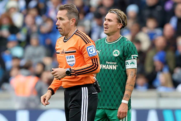 11.10.2026, xtgx, Fussball 2.Bundesliga, Hertha BSC Berlin - SpVgg Greuther Fuerth v.l. Schiedsrichter Referee Tobias Stieler Felix Klaus (Greuther Fürth Fuerth) nach dem aberkannten Tor (DFL DFB REGULATIONS PROHIBIT ANY USE OF PHOTOGRAPHS as IMAGE SEQUENCES and or QUASI-VIDEO) Berlin