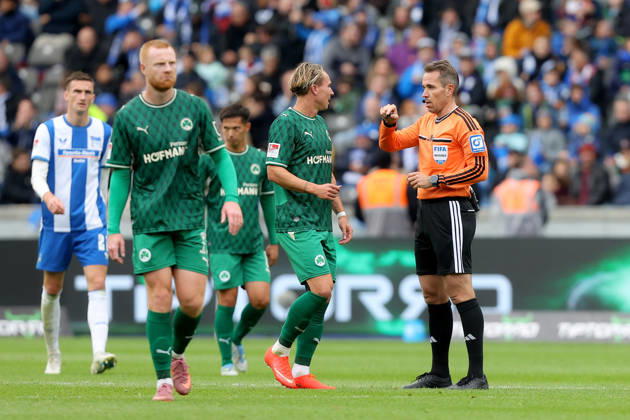 11.10.2026, xtgx, Fussball 2.Bundesliga, Hertha BSC Berlin - SpVgg Greuther Fuerth v.l. Schiedsrichter Referee Tobias Stieler Felix Klaus (Greuther Fürth Fuerth) nach dem aberkannten Tor (DFL DFB REGULATIONS PROHIBIT ANY USE OF PHOTOGRAPHS as IMAGE SEQUENCES and or QUASI-VIDEO) Berlin