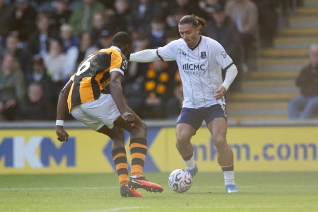 Hull City v Everton Premier League Semi Ajayi of Hull City closes down Jack Grealish of Everton during the Premier League match between Hull City and Everton at the MKM Stadium, Hull. 11 10 2026 UK Newspapers OUT Copyright: xMattxWilkinsonx FIL-24041-0095