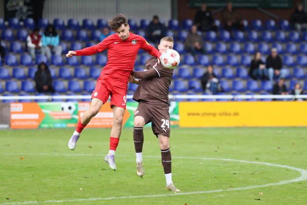 Fußball I Herren I Saison 2026 2027 I Regionalliga Nord I 13.Spieltag I FC St.Pauli II - HSC Hannover I 11.10.2026 Finn Hoffmann (9, HSC Hannover) Jannik Robatsch (24, FC St.Pauli II) Norderstedt Edmund Plambeck Stadion Schleswig-Holstein Deutschland Copyright: xLobeca RalfxHomburgx