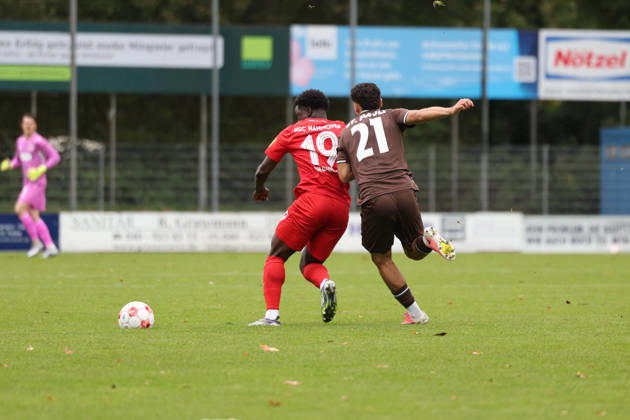 Fußball I Herren I Saison 2026 2027 I Regionalliga Nord I 13.Spieltag I FC St.Pauli II - HSC Hannover I 11.10.2026 Amoro Diedhiou (19, HSC Hannover) Kenan Asydin (21, FC St.Pauli II) Norderstedt Edmund Plambeck Stadion Schleswig-Holstein Deutschland Copyright: xLobeca RalfxHomburgx