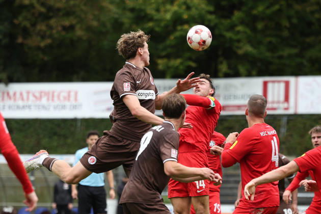 Fußball I Herren I Saison 2026 2027 I Regionalliga Nord I 13.Spieltag I FC St.Pauli II - HSC Hannover I 11.10.2026 Jannik Westphal (4, FC St.Pauli II) Marcel Langer (14, HSC Hannover) Norderstedt Edmund Plambeck Stadion Schleswig-Holstein Deutschland Copyright: xLobeca RalfxHomburgx
