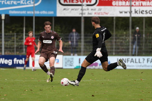 Fußball I Herren I Saison 2026 2027 I Regionalliga Nord I 13.Spieltag I FC St.Pauli II - HSC Hannover I 11.10.2026 Lucas Schulze (29, FC St.Pauli II) Bastian Fielsch (1, HSC Hannover) Norderstedt Edmund Plambeck Stadion Schleswig-Holstein Deutschland Copyright: xLobeca RalfxHomburgx