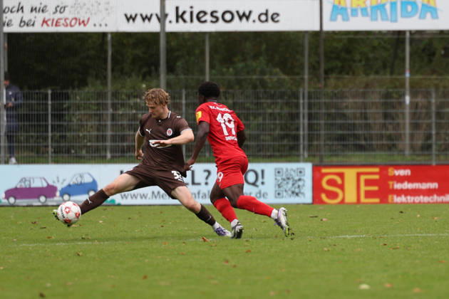 Fußball I Herren I Saison 2026 2027 I Regionalliga Nord I 13.Spieltag I FC St.Pauli II - HSC Hannover I 11.10.2026 Anton Lange (32, FC St.Pauli II) Amoro Diedhiou (19, HSC Hannover) Norderstedt Edmund Plambeck Stadion Schleswig-Holstein Deutschland Copyright: xLobeca RalfxHomburgx