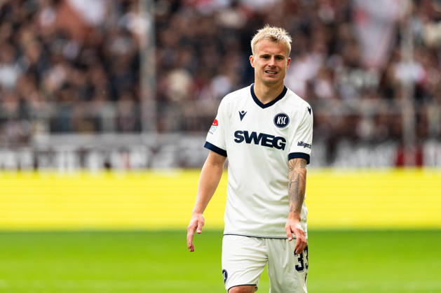 Viktor Bergh (Karlsruher SC, 33) enttaeuscht Enttaeuschung, GER, FC St. Pauli vs. Karlsruher SC, Fussball, 2. Bundesliga, Spieltag 7, Saison 2026 2027, 11.10.2026 DFL REGULATIONS PROHIBIT ANY USE OF PHOTOGRAPHS AS IMAGE SEQUENCES AND OR QUASI-VIDEO GER, FC St. Pauli vs. Karlsruher SC, Fussball, 2. Bundesliga, Spieltag 7, Saison 2026 2027, 11.10.2026 Hamburg Copyright: xEibner-Pressefoto MaxxVincenx EP_MVN