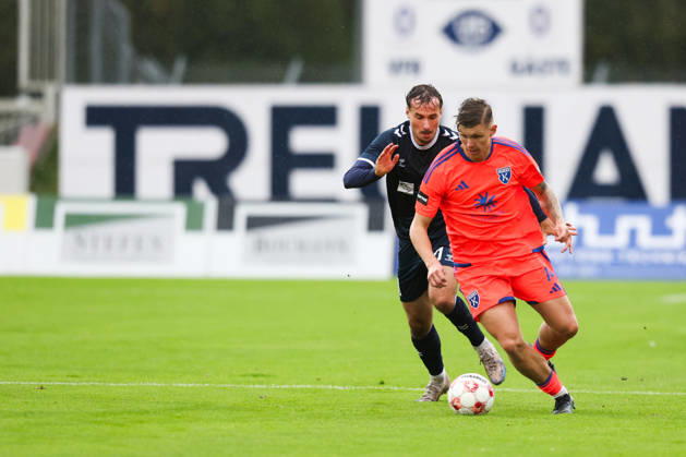 11.10.2026, Fussball, Herren, Regionalliga Nord, 14. Spieltag, VfB Oldenburg - BSV Kickers Emden Luc Ihorst (orange 14 BSV Kickers Emden) im Zweikampf mit Nick Otto (21 VfB Oldenburg)