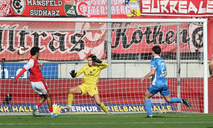 111026 Halle Saale Sachsen Anhalt Leuna Chemie Stadion Fußball Hallescher FC Halle HFC Regionalliga Nordost 4. Liga Männer Saison 2026 2027 12. Spieltag HFC- RSV Eintracht Tor das 1:0 durch Osman Atilgan (Hallescher FC) Linus Löflker (RSS