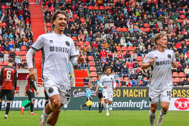 Raul Paula (SV Wehen Wiesbaden, Nr.32) trifft zum 0:2 und jubelt berechtigterweise beim Spiel FC Ingolstadt 04 gegen SV Wehen Wiesbaden am 11.10.2026, DFB regulations prohibit any use of photographs as image sequences and or quasi-video. GER, Fussball, 3. Liga, Spieltag 8, FC Ingolstadt 04 gegen SV Wehen Wiesbaden, 11.10.2026, Audi Sportpark Ingolstadt Copyright: xEibner-Pressefoto OliverxSTRISCHx EP-OSH
