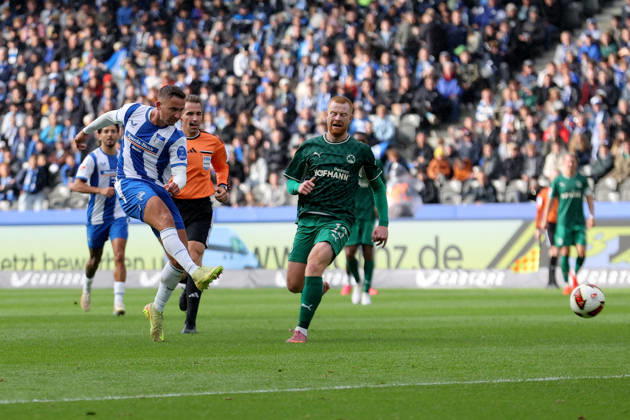 11.10.2026, xtgx, Fussball 2.Bundesliga, Hertha BSC Berlin - SpVgg Greuther Fuerth v.l. Paul Seguin (Hertha BSC Berlin) Torschuetze, erzielt das Tor, Treffer, scores the goal 2:0 (DFL DFB REGULATIONS PROHIBIT ANY USE OF PHOTOGRAPHS as IMAGE SEQUENCES and or QUASI-VIDEO) Berlin