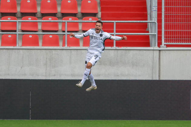 Ingolstadt, Deutschland 11. Oktober 2026: 3. Liga - 2026 2027 - 8. Spieltag - FC Ingolstadt 04 gegen SV Wehen Wiesbaden Im Bild: Torschütze Robin Kalem (SVWW) jubelt nach seinem Tor zum 2:3 DFB DFL regulations prohibit any use of photographs as image sequences and or quasi-video Copyright: xFotostandx xSchäferx