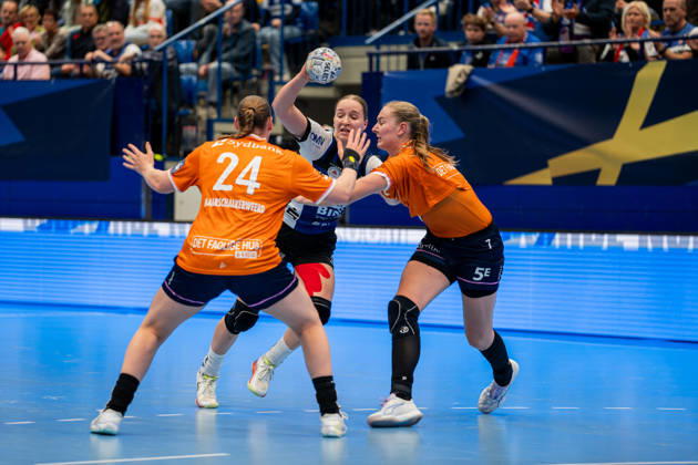 HSG Blomberg-Lippe (GER) vs. Odense Handbold (DEN), Handball, EHF Champions League Women, Gruppenphase, 11.10.2026, Saision 2026 2027, Lemgo Nieke Kuehne (HSG Blomberg-Lippe, 09) im Zweikampf gegen Romee Maarschalkeweerd (Odense Handbold, 24) und Viola Charlotte Leuchter (Odense Handbold, 07) Lemgo Phoenix Contact Arena Deutschland