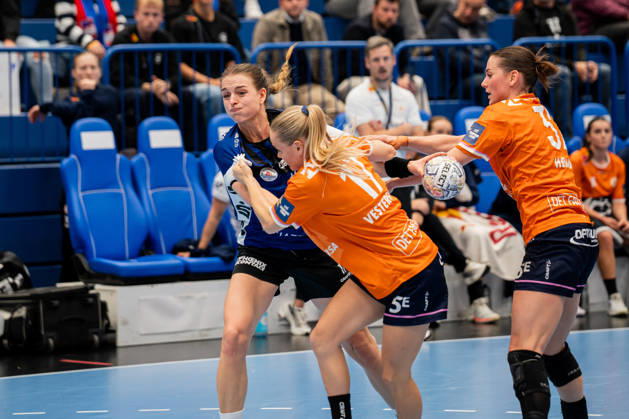 HSG Blomberg-Lippe (GER) vs. Odense Handbold (DEN), Handball, EHF Champions League Women, Gruppenphase, 11.10.2026, Saision 2026 2027, Lemgo Isabelle Axmann (HSG Blomberg-Lippe, 11) im Zweikampf mit Matilde Marie Vestergaard (Odense Handbold, 17) Lemgo Phoenix Contact Arena Deutschland