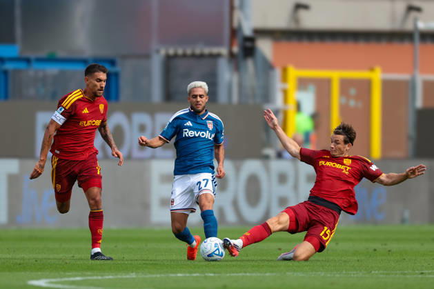 Como 1907 v AS Roma - Serie A - Season 2026-2027 Como, Italy, 11th October 2026. during the Como 1907 vs AS Roma Serie A match at Stadio Giuseppe Sinigaglia, Como. Picture credit should read: Jonathan MoscropComo, Italy, 11th October 2026. Marten De Roon of AS Roma slides in to dispossess Yan Couto of Como 1907 as he is pursued by Lorenzo Pellegrini of AS Roma during the Como 1907 vs AS Roma Serie A match at Stadio Giuseppe Sinigaglia, Como. Picture credit should read: Jonathan Moscrop Como Stadio Giuseppe Sinigaglia Italy