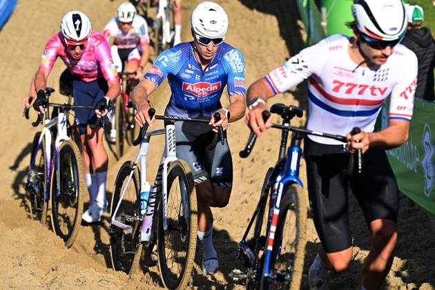 Belgium s Niels Vandeputte pictured in action during the men elite race of the Mosselcross cyclocross cycling event, on Sunday 11 October 2026, in Dendermonde, the first race (out of 7) of the HG Cross competition. DAVIDxPINTENS  x189449440x