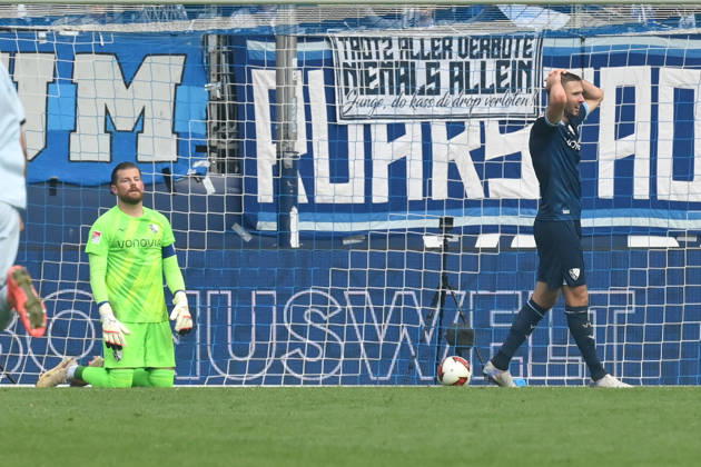Entsetzen bei Torwart Timo Horn (VfL Bochum), li., nach dem 0:1 11.10.2026, Fussball 2. Bundesliga, Saison 2026 2027, 7. Spieltag, VfL Bochum - Arminia Bielefeld DFL regulations prohibit any use of photographs as image sequences and or quasi-video Bochum Vonovia Ruhrstadion Nordrhein Westfalen Deutschland