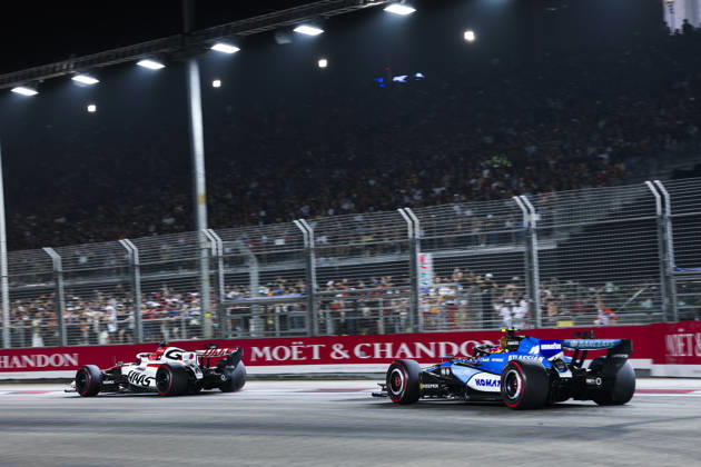 F1 - SINGAPORE GRAND PRIX 2026 81 PIASTRI Oscar (aus), McLaren F1 Team MCL40, action, 55 SAINZ Carlos (spa), Williams Racing FW48, action during the 2026 Formula 1 Singapore Grand Prix, 17th round of the 2026 Formula One World Championship, WM, Weltmeisterschaft from October 9 to 11, 2026 on the Marina Bay Street Circuit, in Singapore, Singapore - SingaporeSingapore Copyright: xDPPIx
