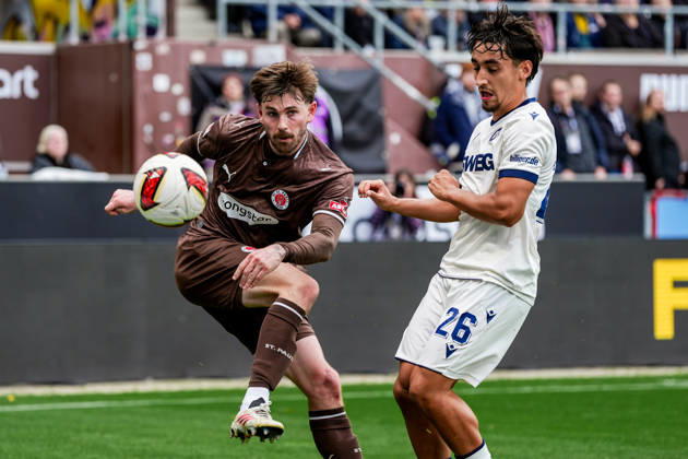 Deutschland: Fußball 2. Bundesliga 2026 27, 7. Spieltag FC St. Pauli vs Karlsruher SC Millerntor-Stadion (Hamburg St. Pauli): Connor Metcalfe (FC St. Pauli, 24), Danyal Zor (Karlsruher SC, 26) Copyright: xStefanxTrochax