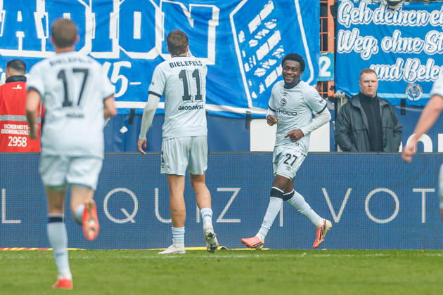 Benjamin Boakye (DSC Arminia Bielefeld) Torjubel, jubelt mit seiner Mannschaft nach dem Treffer zum 0:1 waehrend des Spiels der 2. Bundesliga zwischen VfL Bochum und Arminia Bielefeld, Ruhrstadion am 11. October 2026 in Bochum, Deutschland. (Foto von Mario Hommes DeFodi Images) +++ Benjamin Boakye (DSC Arminia Bielefeld) celebrates after scoring his team s first goal with teammates during the 2nd Bundesliga match between VfL Bochum and Arminia Bielefeld at Vonovia Ruhrstadion on October 11, 2026 in Bochum, Germany. (Photo by Mario Hommes DeFodi Images) DFB DFL REGULATIONS PROHIBIT ANY USE OF PHOTOGRAPHS AS IMAGE SEQUENCES AND OR QUASI-VIDEO. (Photo by Mario Hommes DeFodi Images) -