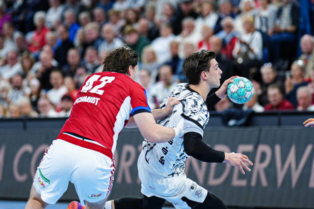 Jan-Chirstian Schmidt (Handball Club Hamburg, 42), Domen Makuc (THW Kiel, 35) GER, THW Kiel vs. Handball Club Hamburg, Handball, 1. Bundesliga, Spieltag 8, Saison 2026 2027, 11.10.2026 GER, THW Kiel vs. Handball Club Hamburg, Handball, 1. Bundesliga, Spieltag 8, Saison 2026 2027, 11.10.2026 Kiel Copyright: xEibner-Pressefoto MarcelxvonxFehrnx EP_MFN