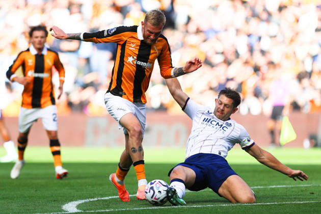 KINGSTON UPON HULL, ENGLAND, OCTOBER 11: Oli McBurnie of Hull City (L) is tackled by James Tarkowski of Everton FC (R) during a Premier League 2026-27 match between Hull City and Everton FC at the MKM Stadium on October 11, 2026 in Kingston Upon Hull, England. (Photo by Zach Forster Sports Press Photo) Copyright: xZachxForster SportsxPressxPhotox Sportspressphoto_SPR252364