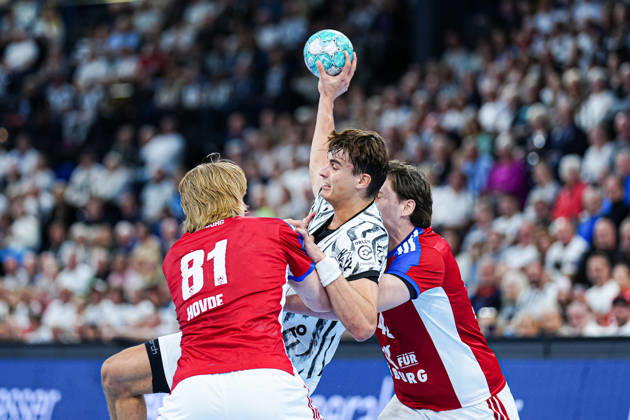 Martin Hovde (Handball Club Hamburg, 81), Julian Köster (THW Kiel, 07), Jan-Chirstian Schmidt (Handball Club Hamburg, 42) GER, THW Kiel vs. Handball Club Hamburg, Handball, 1. Bundesliga, Spieltag 8, Saison 2026 2027, 11.10.2026 GER, THW Kiel vs. Handball Club Hamburg, Handball, 1. Bundesliga, Spieltag 8, Saison 2026 2027, 11.10.2026 Kiel Copyright: xEibner-Pressefoto MarcelxvonxFehrnx EP_MFN