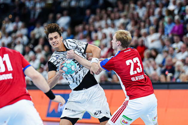 Julian Köster (THW Kiel, 07), Einar Olafsson (Handball Club Hamburg, 23) GER, THW Kiel vs. Handball Club Hamburg, Handball, 1. Bundesliga, Spieltag 8, Saison 2026 2027, 11.10.2026 GER, THW Kiel vs. Handball Club Hamburg, Handball, 1. Bundesliga, Spieltag 8, Saison 2026 2027, 11.10.2026 Kiel Copyright: xEibner-Pressefoto MarcelxvonxFehrnx EP_MFN