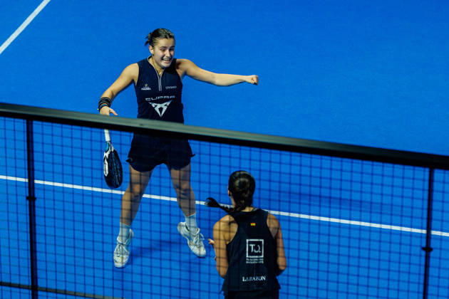 DÜSSELDORF, GERMANY - 11 OCTOBER 2026: Image shows the victory celebration of Martina Calvo (ESP) and Claudia Fernandez Sanchez (ESP) during CUPRA Germany Premier Padel P2 2026 Day 8: Finals at CASTELLO Düsseldorf on 11 10 2026 in Düsseldorf, Germany. Germany Copyright: xFröhlichxPascalx