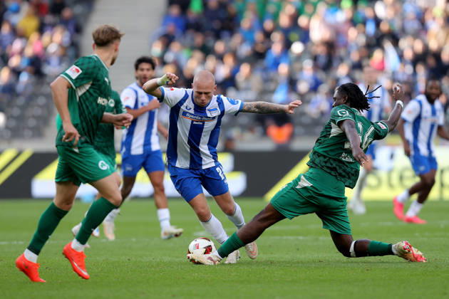 11.10.2026, xtgx, Fussball 2.Bundesliga, Hertha BSC Berlin - SpVgg Greuther Fuerth v.l. Jon Dagur Thorsteinsson (Hertha BSC Berlin) Hendry Blank (Greuther Fürth Fuerth) Zweikampf, Aktion, action, battle for the ball (DFL DFB REGULATIONS PROHIBIT ANY USE OF PHOTOGRAPHS as IMAGE SEQUENCES and or QUASI-VIDEO) Berlin