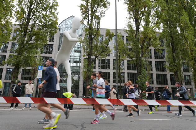 Munich Marathon 2026 MUNICH, GERMANY - OCTOBER 11: Runners pass a large white running figure sculpture during the 2026 Munich Marathon in Munich, Germany on October 11, 2026. The annual race takes participants through the streets of the Bavarian capital. Merve Goettl Anadolu Munih Germany. Editorial use only. Please get in touch for any other usage.  Copyright: x2026xAnadoluxMervexGoettlx