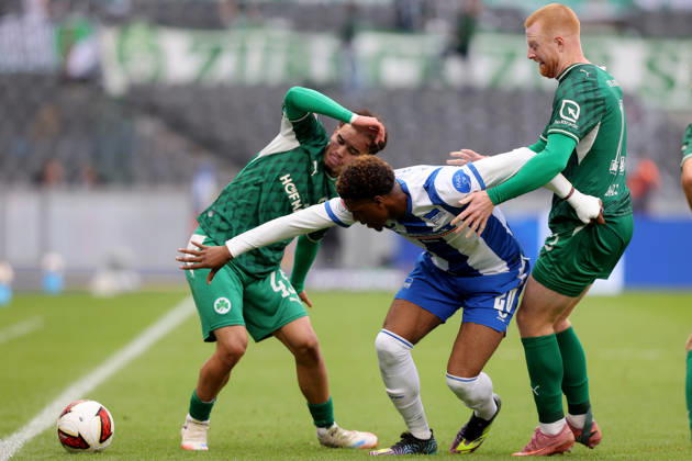 11.10.2026, xtgx, Fussball 2.Bundesliga, Hertha BSC Berlin - SpVgg Greuther Fuerth v.l. Silas Joel Prüfrock (Greuther Fürth Fuerth) Farid Alfa-Ruprecht (Hertha BSC Berlin) Christos Mandas (Griechenland) Zweikampf, Aktion, action, battle for the ball (DFL DFB REGULATIONS PROHIBIT ANY USE OF PHOTOGRAPHS as IMAGE SEQUENCES and or QUASI-VIDEO) Berlin
