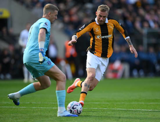 Hull City v Everton Premier League Hull City s Oli McBurnie (left) and Everton goal keeper Jordan Pickford during the Premier League match at the MKM Stadium, Hull 11 10 2026 UK Newspapers OUT Copyright: xDanielxHamburyx FIL-24042-0026