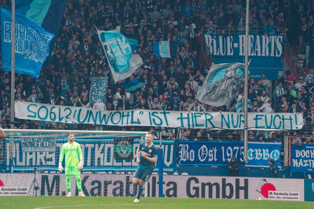 Deutschland: Fussball 2.Bundesliga 2026 2027, 7. Spieltag - VfL Bochum vs Arminia Bielefeld - Vonovia Ruhrstadion (Bochum): Fans des VfL Bochum präsentieren auf der Ostkurve ein Transparent mit der Aufschrift öUnwohl˜ ist hier nur euch! und schwenken blau-weiße Fahnen. Bochum Vonovia Ruhrstadion Deutschland Copyright: xAymanxAlahmedx