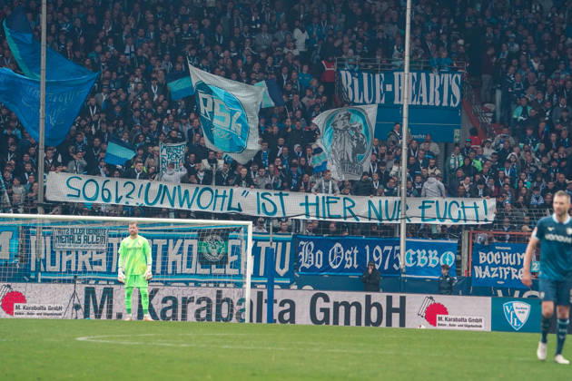 Deutschland: Fussball 2.Bundesliga 2026 2027, 7. Spieltag - VfL Bochum vs Arminia Bielefeld - Vonovia Ruhrstadion (Bochum): Fans des VfL Bochum präsentieren auf der Ostkurve ein Transparent mit der Aufschrift öUnwohl˜ ist hier nur euch! und schwenken blau-weiße Fahnen. Bochum Vonovia Ruhrstadion Deutschland Copyright: xAymanxAlahmedx