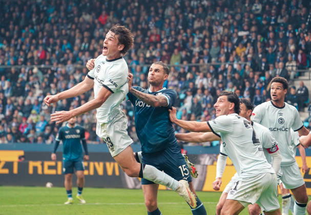 Deutschland: Fussball 2.Bundesliga 2026 2027, 7. Spieltag - VfL Bochum vs Arminia Bielefeld - Vonovia Ruhrstadion (Bochum): im Zweikampf Maximilian Großer Maximilian Grosser (Arminia Bielefeld, 19) Michael Steinwender (VfL Bochum, 15) Bochum Vonovia Ruhrstadion Deutschland Copyright: xAymanxAlahmedx
