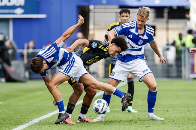 ZWOLLE - Ryan Thomas of PEC Zwolle, Rafik el Arguioui of SC Cambuur, Simon Graves of PEC Zwolle (lr) during the Dutch Eredivisie match between PEC Zwolle and Cambuur at the MAC3Park stadium on October 11, 2026 in Zwolle, the Netherlands. VINCENT JANNINK ANP Eredivisie 2026 27 xVIxANPxSportx xxANPxIVx 572130436 originalFilename: 572130436.jpg