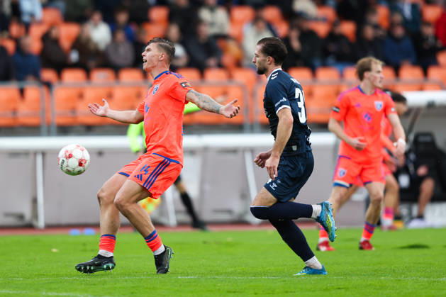 11.10.2026, Fussball, Herren, Regionalliga Nord, 14. Spieltag, VfB Oldenburg - BSV Kickers Emden Luc Ihorst (orange 14 BSV Kickers Emden) im Zweikampf mit Ermal Pepshi (34 VfB Oldenburg)