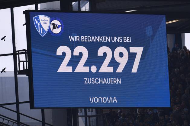 Fußball 2. Bundesliga 7. Spieltag VfL Bochum - DSC Arminia Bielefeld am 11.10.2026 im Vonovia Ruhrstadion in Bochum Die Anzeigetafel im Vonovia Ruhrstadion zeigt die Zuschauerzahl an: 22.297 DFL regulations prohibit any use of photographs as image sequences and or quasi-video.