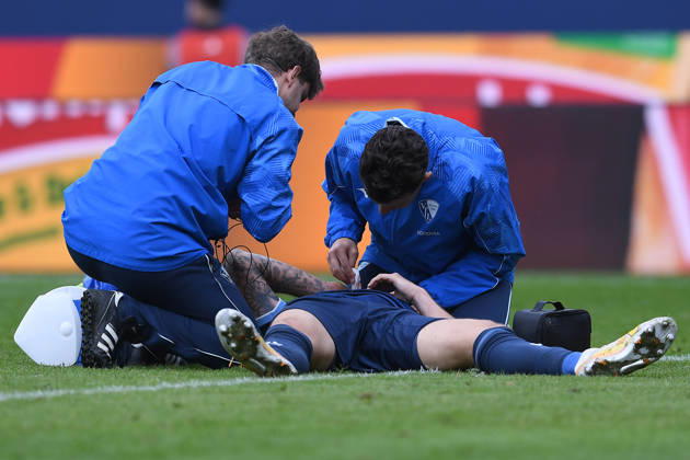 Fußball 2. Bundesliga 7. Spieltag VfL Bochum - DSC Arminia Bielefeld am 11.10.2026 im Vonovia Ruhrstadion in Bochum Philipp Hofmann ( Bochum ) verletzt auf dem Rasen DFL regulations prohibit any use of photographs as image sequences and or quasi-video.