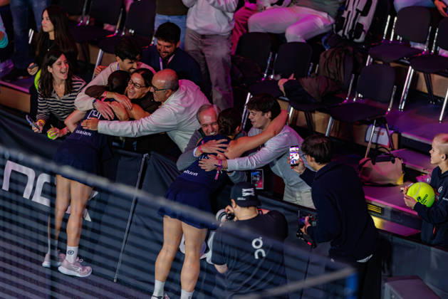 DÜSSELDORF, GERMANY - 11 OCTOBER 2026: Image shows the victory celebration of Martina Calvo (ESP) and Claudia Fernandez Sanchez (ESP) with family during CUPRA Germany Premier Padel P2 2026 Day 8: Finals at CASTELLO Düsseldorf on 11 10 2026 in Düsseldorf, Germany. Germany Copyright: xFröhlichxPascalx