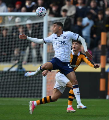 Hull City v Everton Premier League Hull City s Ryan Giles and Everton™s Brennan Johnson battle for the ball during the Premier League match at the MKM Stadium, Hull 11 10 2026 UK Newspapers OUT Copyright: xDanielxHamburyx FIL-24042-0031