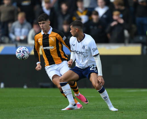 Hull City v Everton Premier League Hull City s Ryan Giles and Everton™s Brennan Johnson battle for the ball during the Premier League match at the MKM Stadium, Hull 11 10 2026 UK Newspapers OUT Copyright: xDanielxHamburyx FIL-24042-0032